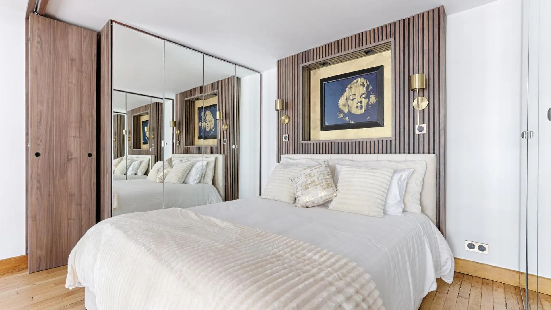 Duplex A Deux Pas Des Champs Elysee Parigi 0*,  Francia